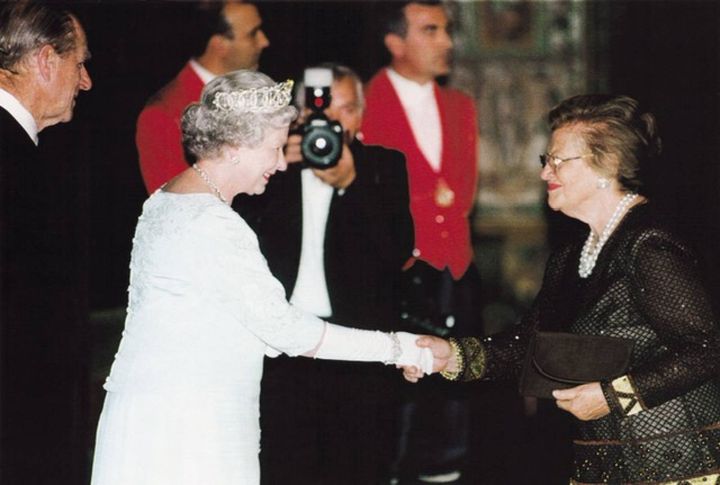 Wanda Ferragamo viene ricevuta dalla la Regina Elisabetta II d’Inghilterra a Buckingham Palace il 15 marzo 2005