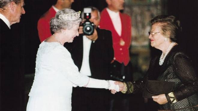 Wanda Ferragamo viene ricevuta dalla la Regina Elisabetta II d’Inghilterra a Buckingham Palace il 15 marzo 2005