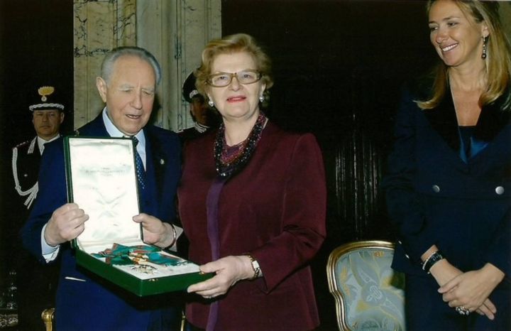 Il presidente della Repubblica Italiana Carlo Azeglio Ciampi conferisce a Wanda Ferragamo l’Ordine al Merito dei Cavalieri di Gran Croce, 8 marzo 2004