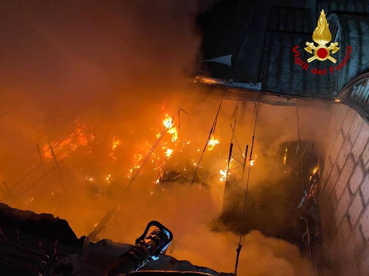 Scandicci, incendio in un capannone industriale. Le foto dell'intervento dei vigili del fuoco