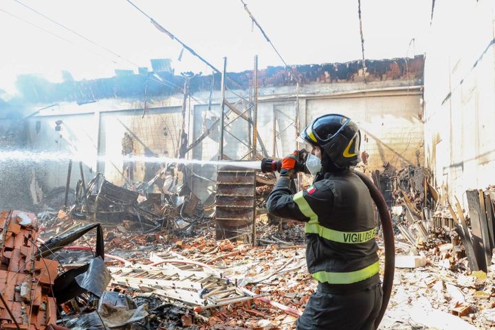 Scandicci, incendio di un magazzino di prodotti audio in via Castelpulci
(foto Germogli)