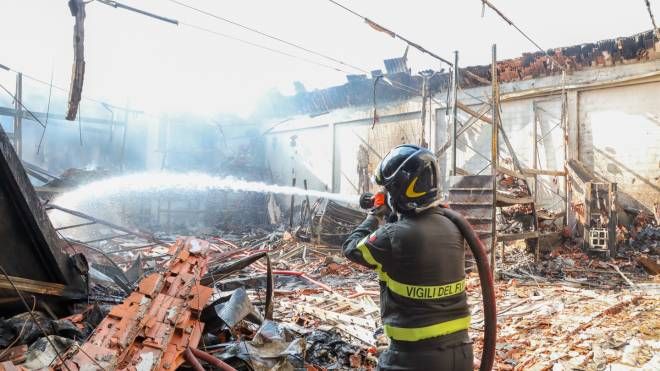 Scandicci, incendio di un magazzino di prodotti audio in via Castelpulci
(foto Germogli)