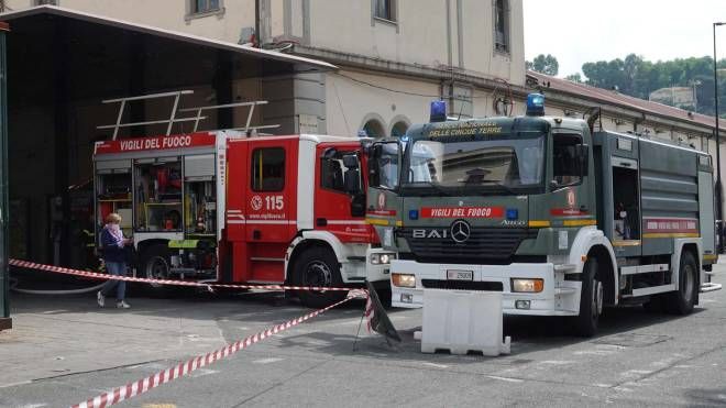 La Spezia, fumo da un locomotore: evacuata la stazione centrale (Foto Frascatore)