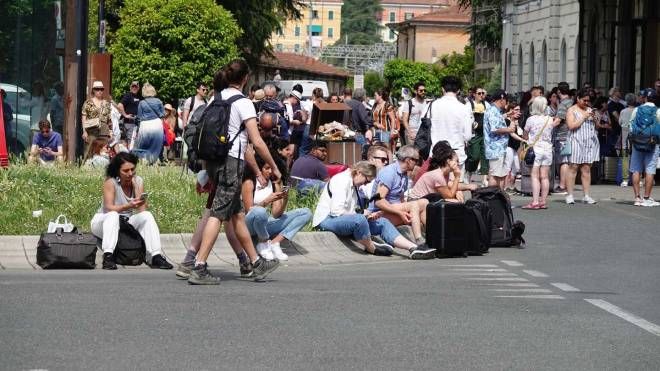 La Spezia, fumo da un locomotore: evacuata la stazione centrale (Foto Frascatore)