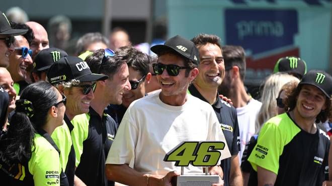 Valentino Rossi al Mugello per il ritiro del numero 46 (Ansa)