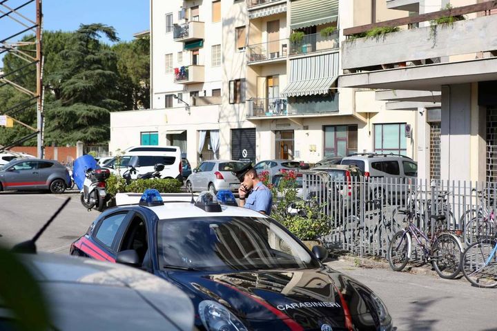 Carabinieri di fronte al palazzo (New Press Photo)