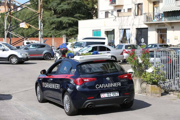 Carabinieri di fronte al palazzo (New Press Photo)