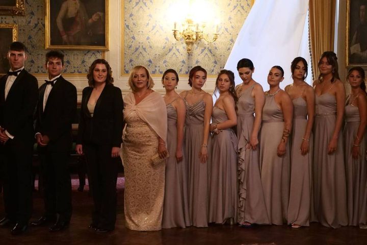Prato, Viola Righini in smoking al ballo delle debuttanti del Cicognini con Adele Landolfi (Attalmi)