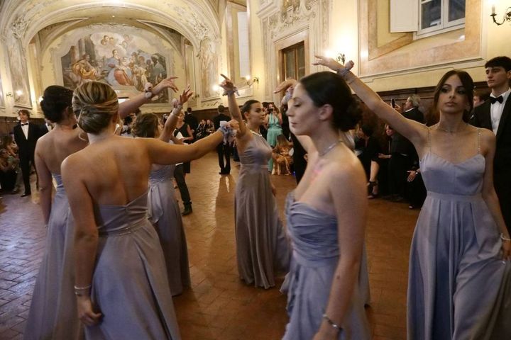 Prato, Viola Righini in smoking al ballo delle debuttanti del Cicognini con Adele Landolfi (Attalmi)