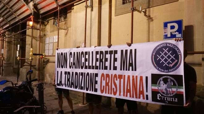 Prato, striscione di protesta appeso fuori dal Cicognini (Attalmi)