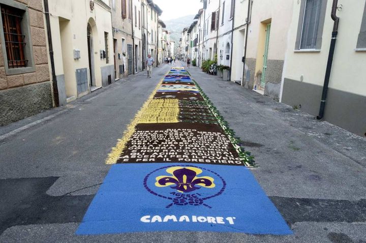 La magia dei Tappeti di segatura sulle strade del centro di Camaiore (Foto Umicini)