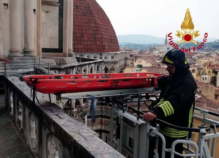 Firenze,  l'intervento dei vigili del fuoco per soccorrere un turista che ha avuto un malore sulla Cupola di Brunelleschi