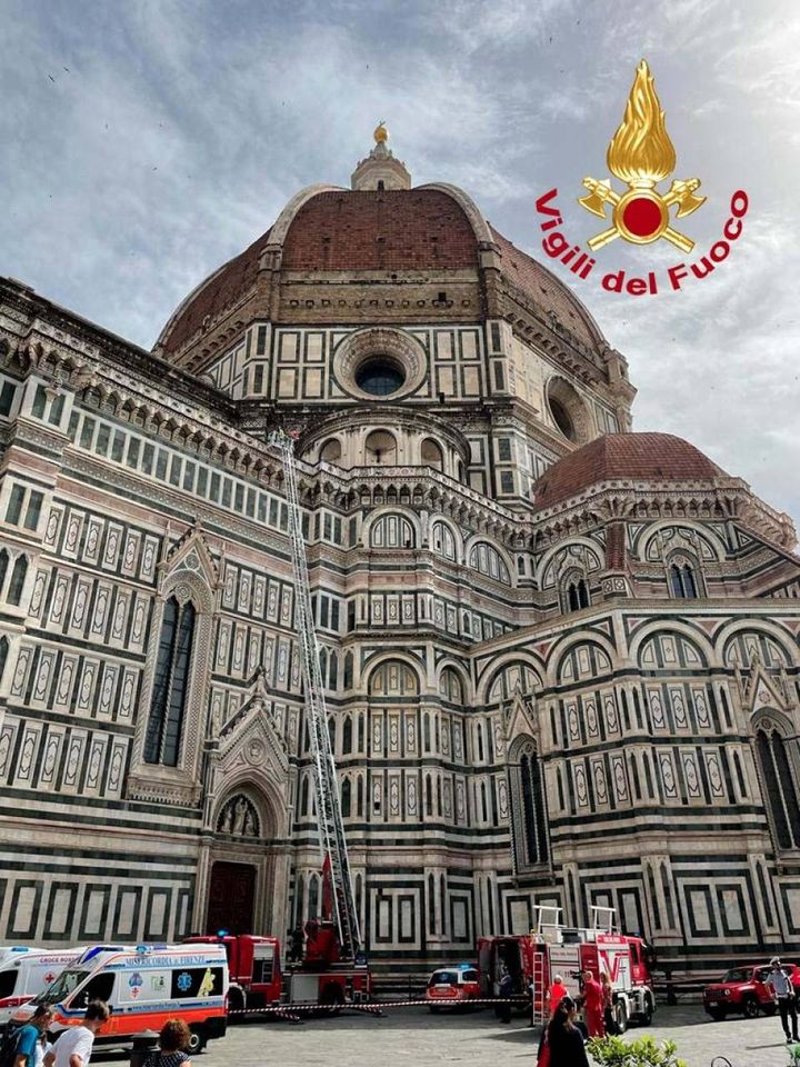 Firenze,  l'intervento dei vigili del fuoco per soccorrere un turista che ha avuto un malore sulla Cupola di Brunelleschi