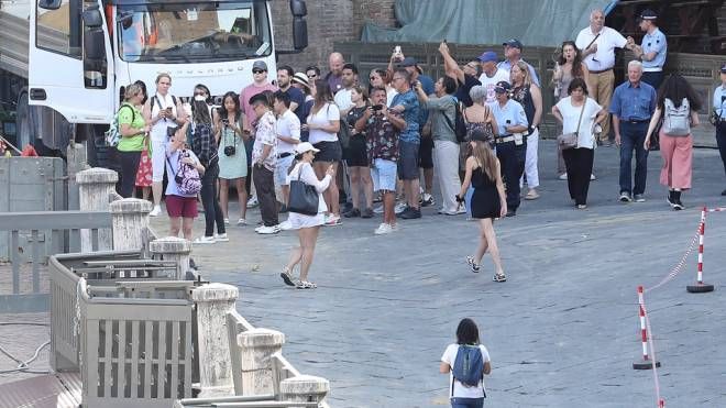 Il ritorno del tufo in Piazza del Campo (Foto Fabio Di Pietro)