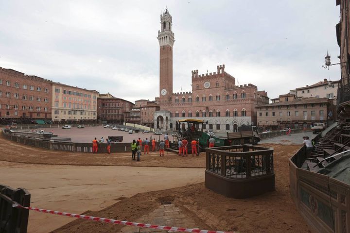 Il ritorno del tufo in Piazza del Campo (Foto Fabio Di Pietro)