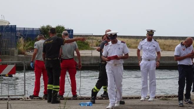 Il ritrovamento del corpo del 62enne austriaco nelle acque del porto di Viareggio
(foto Umicini)