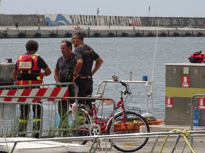 Il ritrovamento del corpo del 62enne austriaco nelle acque del porto di Viareggio
(foto Umicini)
