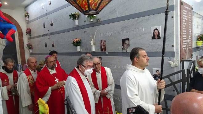 La messa al cimitero della Misericordia nel tredicesimo anniversario della strage ferroviaria di Viareggio
(foto Umicini)
