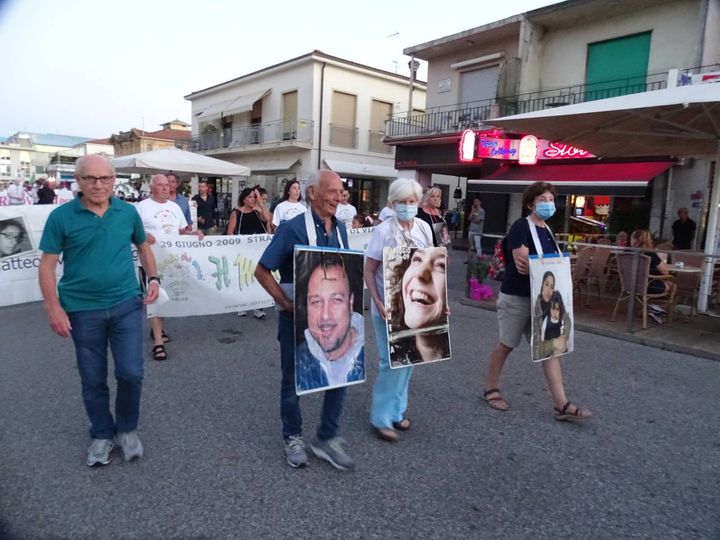 Il corteo per l'anniversario della strage di Viareggio (foto Umicini)