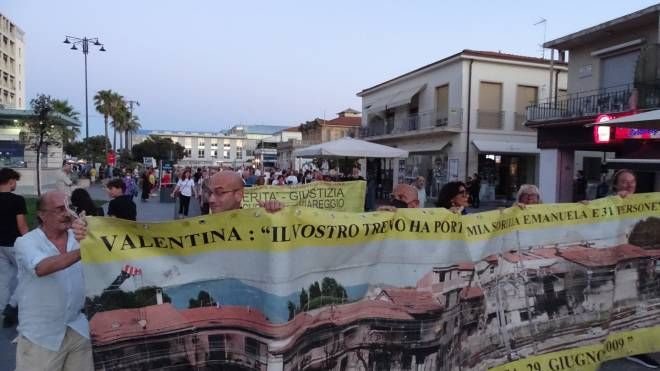 Il corteo per l'anniversario della strage di Viareggio (foto Umicini)