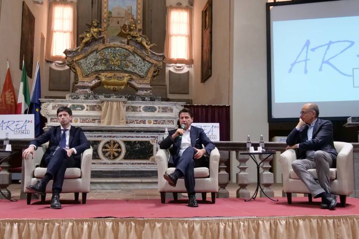 L'evento di AreaDem a Cortona, dove hanno partecipato tra gli altri Giuseppe Conte e Enrico Letta (Foto Cristini)