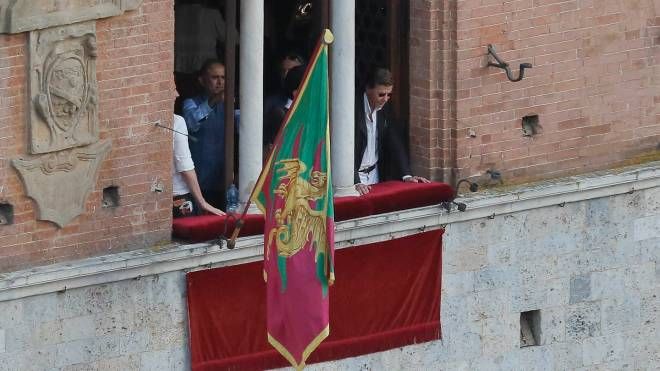 La bandiera conferma la vittoria del Drago (foto Paolo Lazzeroni)