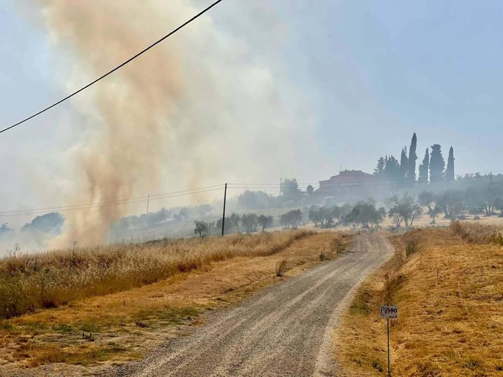 L'incendio di Ponte a Ema (New Press Photo)