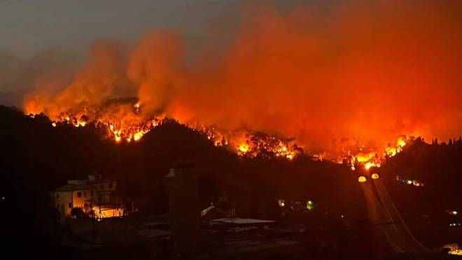 Incendio a Bozzano, le impressionanti foto del rogo vicino Massarosa