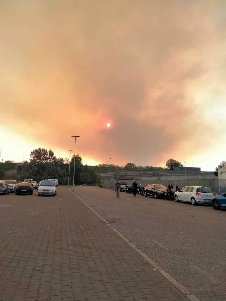 Incendio a Bozzano, le impressionanti foto del rogo vicino Massarosa