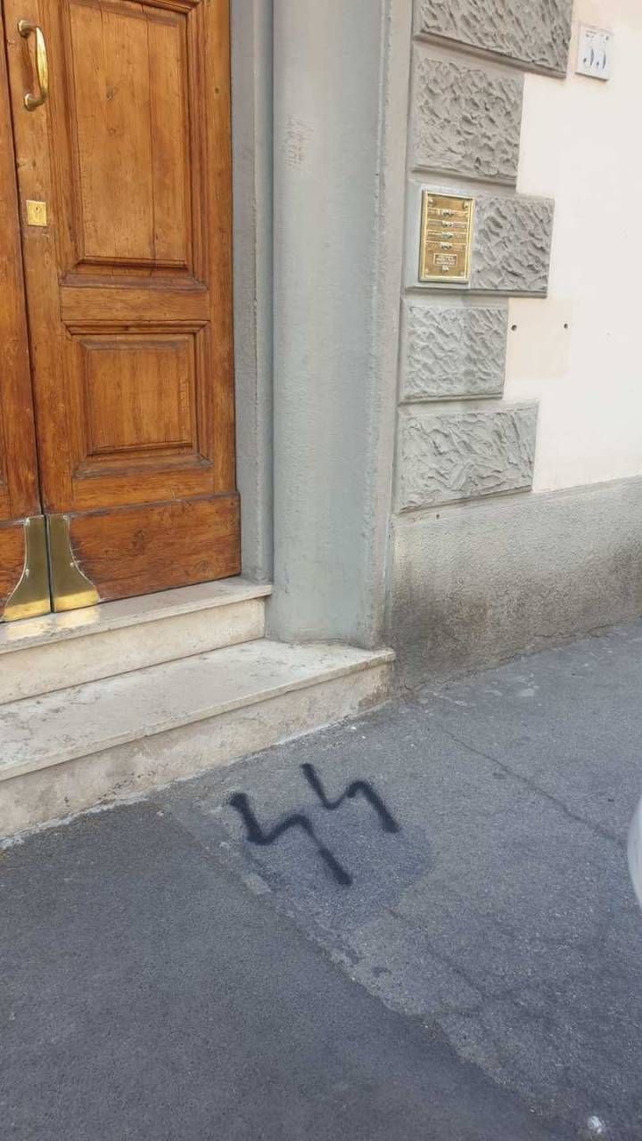 Pietre d'inciampo imbrattate a Firenze con scritte neo naziste e svastiche (Foto Iacopo Nathan)
