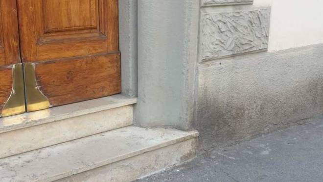 Pietre d'inciampo imbrattate a Firenze con scritte neo naziste e svastiche (Foto Iacopo Nathan)