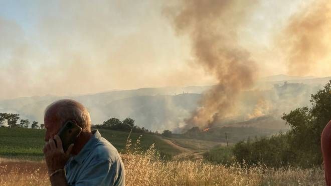 Cinigiano (Grosseto), il fuoco minaccia  le case (Nicola Ciuffoletti)