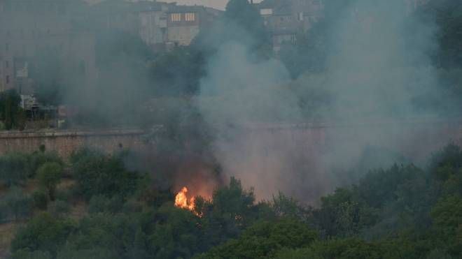 L'incendio che  ha messo in subbuglio Siena (Foto Di Pietro) 