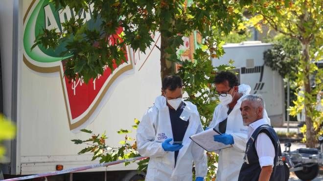 Cadavere ritrovato in un camper a Empoli, i rilievi della scientifica (Foto Germogli)