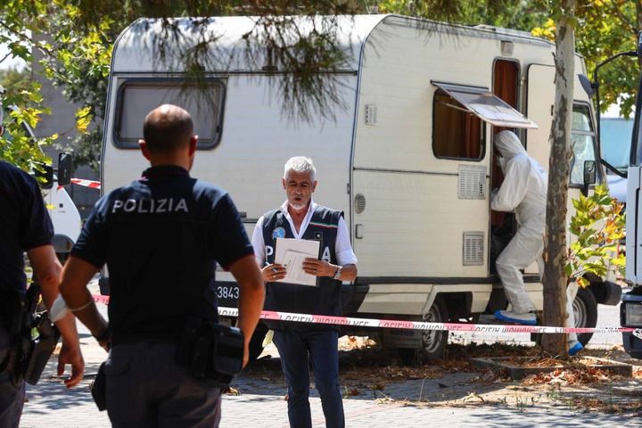 Cadavere ritrovato in un camper a Empoli, i rilievi della scientifica (Foto Germogli)