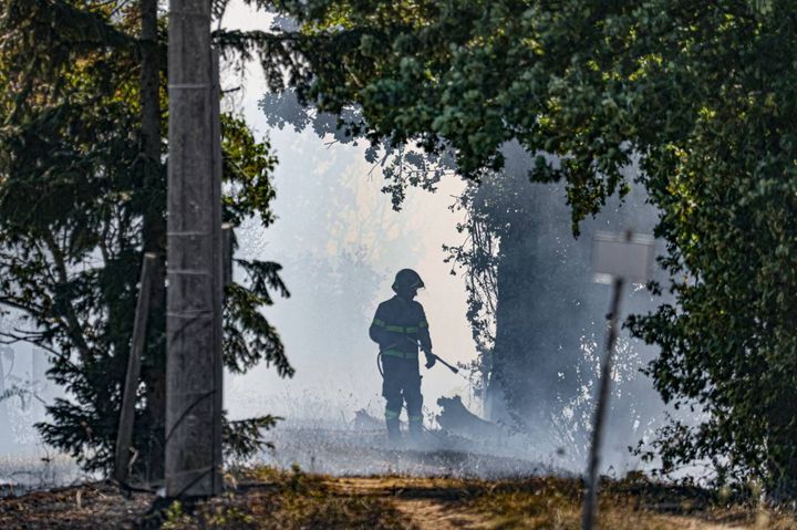 Campi Bisenzio, incendio di sterpaglie. La lotta contro il fuoco (Fotocronache Germogli)