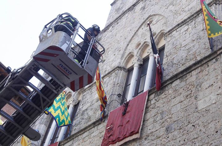 L'intervento dei vigili del fuoco (foto Paolo Lazzeroni)