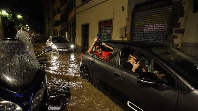 Firenze, strade allagate la sera di Ferragosto (foto Giuseppe Cabras/New Pressphoto)