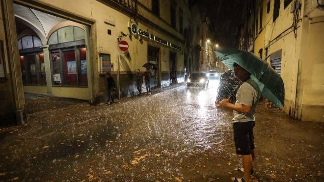 Firenze, strade allagate la sera di Ferragosto (foto Giuseppe Cabras/New Pressphoto)