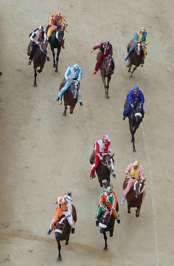 Palio di Siena 2022, vince il Leocorno con Tittia. Quattro cavalli scossi (Foto Paolo Lazzeroni)