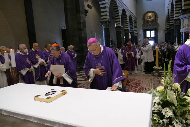 Prato, il funerale del vescovo emerito Gastone Simoni (foto Gianni Attalmi)