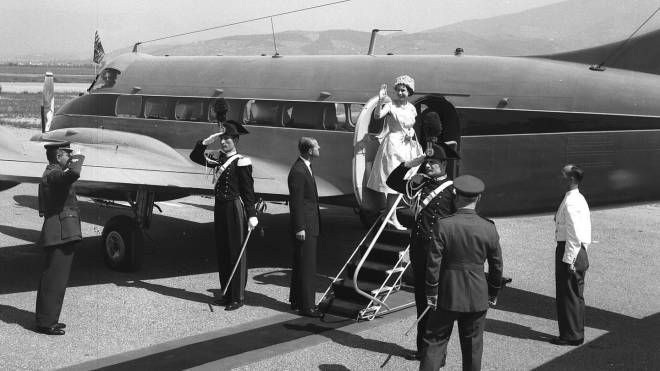 La visita dei reali nel 1961 a Firenze: la ripartenza dall'aeroporto (Archivio storico New Press Photo)