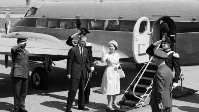La visita dei reali nel 1961 a Firenze: la ripartenza dall'aeroporto (Archivio storico New Press Photo)