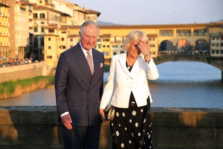 Carlo e Camilla sul ponte Santa Trinita a Firenze (Foto Marco Mori / New Press Photo)