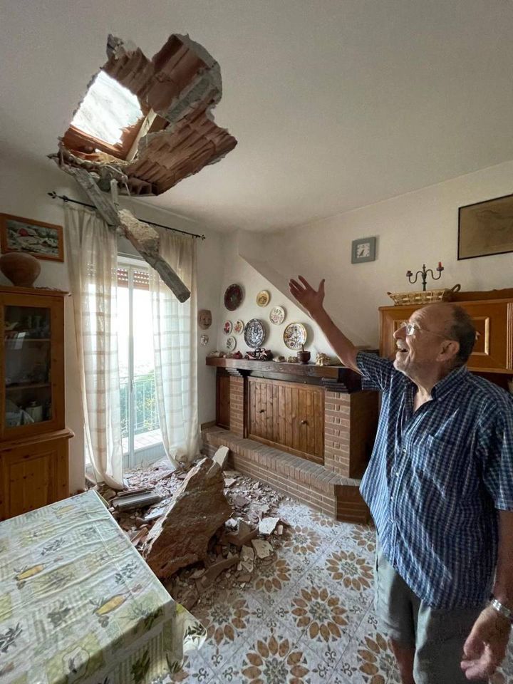 Terni,  massi sfondano il tetto di una casa (Pianetafoto)