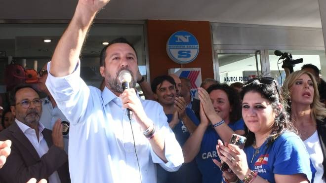 Matteo Salvini a Marina di Carrara dopo l'aggressione ai militanti della Lega (Foto Delia)