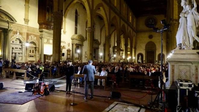 Angelo Branduardi incanta Firenze, le foto del concerto in Santa Croce (Tania Bucci / New Press Photo)