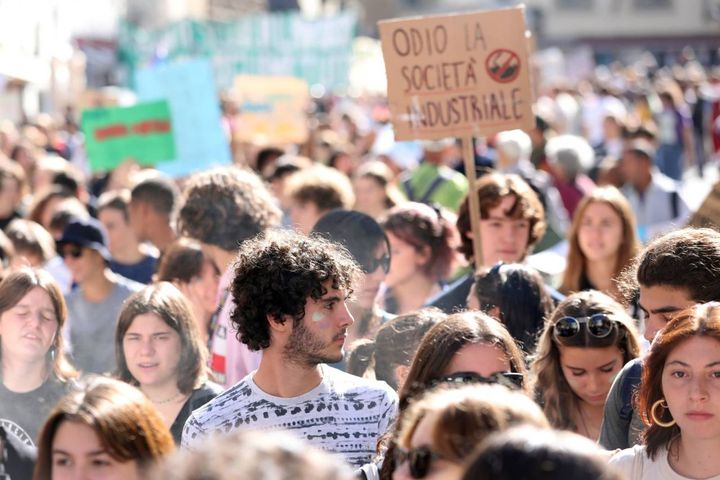 Fridays for Future a Firenze, migliaia di giovani in piazza. Le foto del corteo (Marco Mori / New Press Photo)