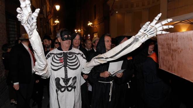 Leocorno, il priore si veste da Papa con segretario (il capitano Bari) e le guardie svizzere per un funerale stile New Orleans (Foto Lazzeroni) 