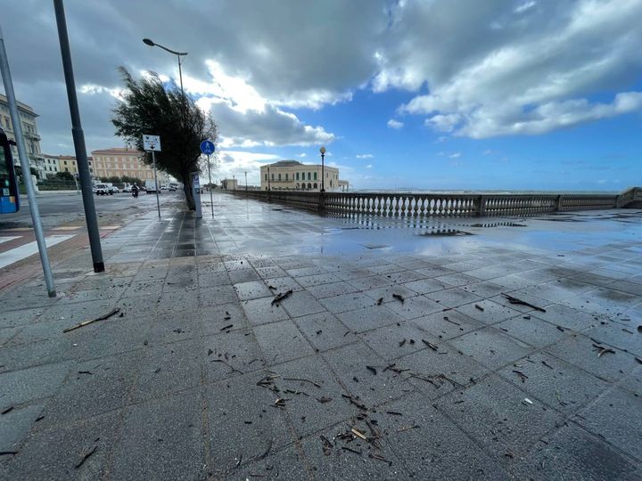 Mareggiata a Livorno, onde alte e raffiche di vento in Terrazza Mascagni (Foto Novi)